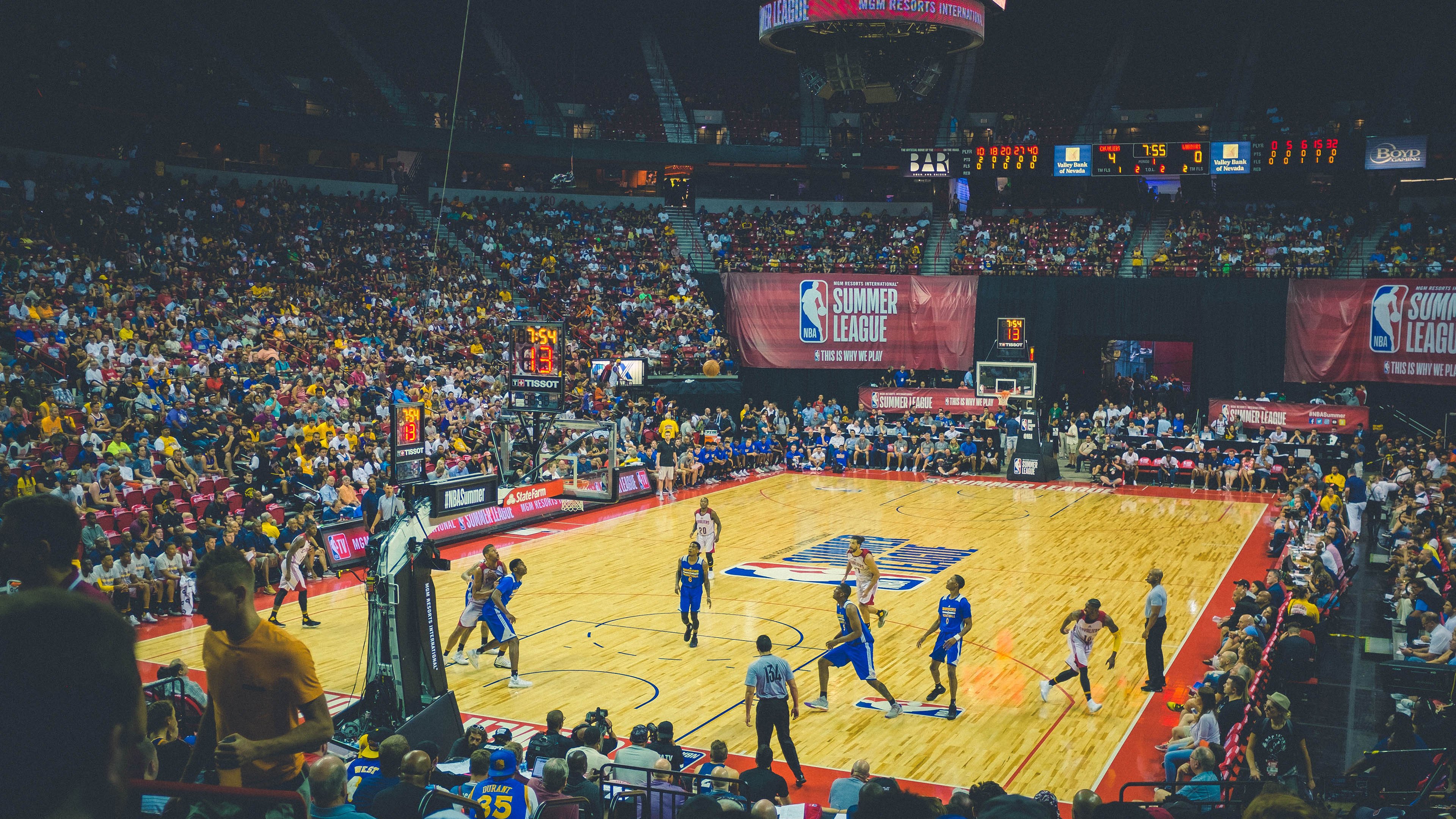 爱德华兹贡献制胜表现，热火速胜独行侠，一场团队与个人英雄主义的完美结合